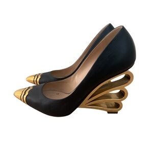 Nicholas Kirkwood Black Leather wedge Heels Gold Sculptural Heel Cap Toe 38